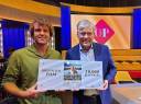 Cameraman Ruurd Jelle van der Leij met presentator Charles Groenhuizen bij Op 1 met de Kristallen Film Award