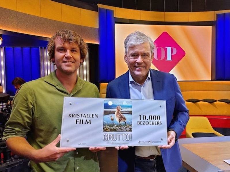 Cameraman Ruurd Jelle van der Leij met presentator Charles Groenhuizen bij Op 1 met de Kristallen Film Award