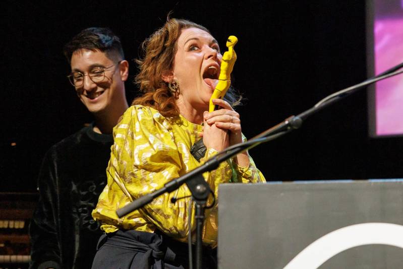 Maike Meijer ontvangt de MR ZEE BEST ACTING voor Housemaid #2 (c) 2023 ArjoFrank Fotografie