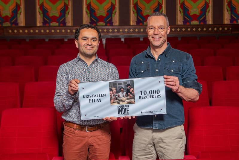 Producent Reda van der Putten en historicus/presentator Hans Goedkoop met de Kristallen Film Award (c) 2023 NFF/Friso Spoelstra