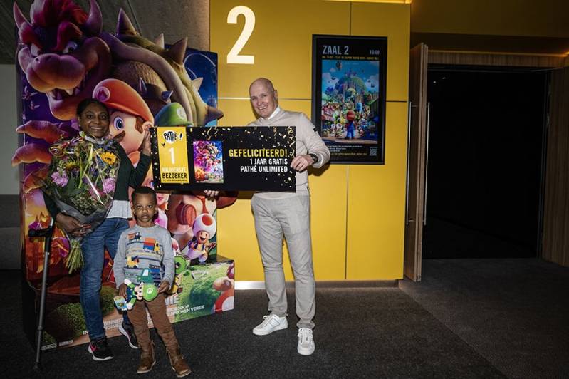 De familie Ramnares wordt in Pathé Ypenburg als de miljoenste bezoeker van THE SUPER MARIO BROS. door theatermanager Bart van den Boom.