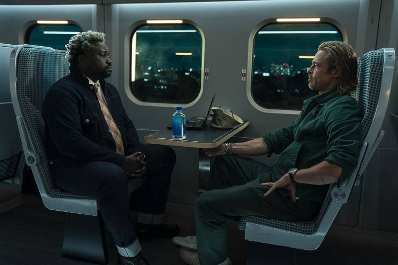 Still uit Bullet Train (2022) op de foto Brian Tyree Henry en Brad Pitt.