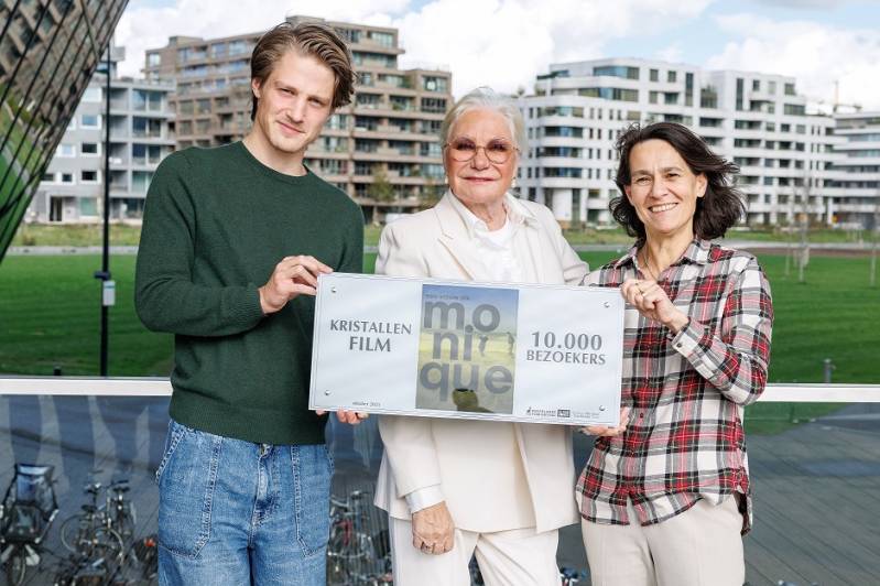 NLD/Amsterdam/20251022 - NFF Kristallen Film Award voor meer dan 10.000 bezoekers voor Een Vrouw Als Monique
Fotograaf: ArjoFrank Fotografie
Op de foto: oes Brauers, Monique van de Ven en regisseur Claire Pijman, ArjoFrank Fotografie